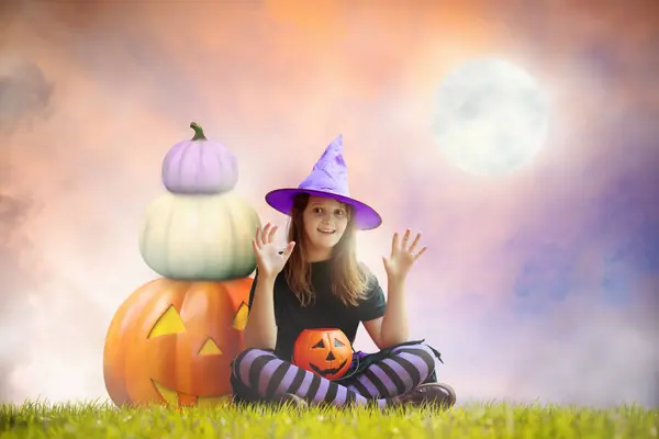 Маленькая Девочка Сидит Огромном Тыквенном Фонаре Ночь Хэллоуина Огромное Полнолуние Стоковое Фото