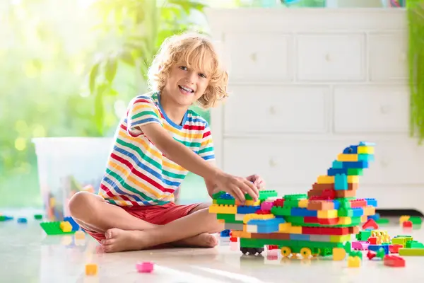 Дети Играют Красочными Блоками Башня Мальчиков Дому Детском Саду Образовательная Лицензионные Стоковые Изображения