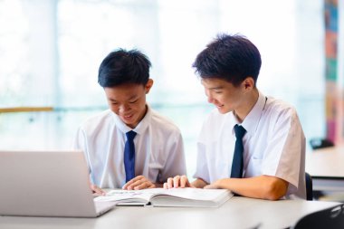 Çocuklar okula geri döner. Yeni akademik yılın ilk gününde, karışık yaş grubundan çocuklar. Sınıfta ergen. Lise ve ortaokul öğrencileri derse yürür. Ortaokul öğrencisi