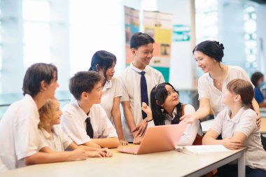 Çocuklar okula geri döner. Yeni akademik yılın ilk gününde, karışık yaş grubundan çocuklar. Sınıfta ergen. Lise ve ortaokul öğrencileri derse yürür. Ortaokul öğrencisi