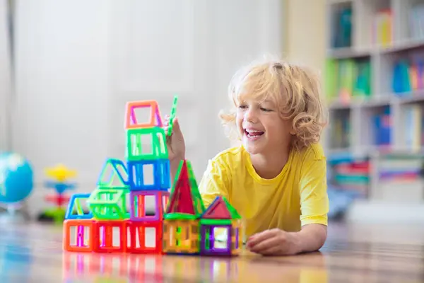 Çocuk Manyetik Yapı Taşlarıyla Oynuyor Küçük Çocuk Kule Inşa Ediyor — Stok fotoğraf