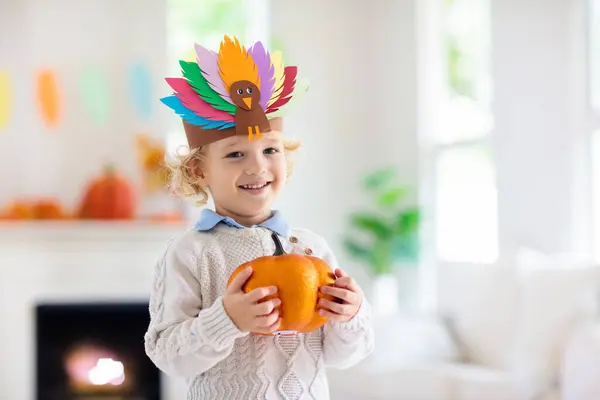Παιδί Γιορτάζει Τις Ευχαριστίες Παιδί Που Κρατάει Κολοκύθα Χάρτινο Καπέλο — Φωτογραφία Αρχείου