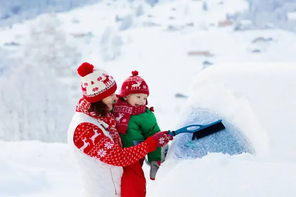 Mother Child Brushing Shoveling Snow Car Storm Parent Kid Winter — Stock Photo, Image