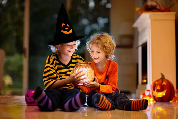 Menina Menino Traje Bruxa Halloween Truque Deleite Miúdos Segurar Doces Imagem De Stock