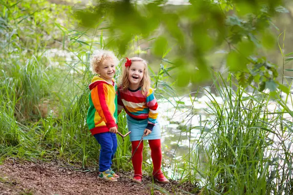 子供たちは 森や山でのハイキングします 子供は 夏の屋外プレイします 男の子と国立公園のハイキング道で女の子 屋外の楽しさと健康的な活動 ストック画像