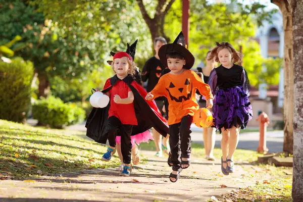 Dítě Halloweenském Kostýmu Smíšené Rasy Asijské Bělošské Děti Rodiče Trik Stock Snímky