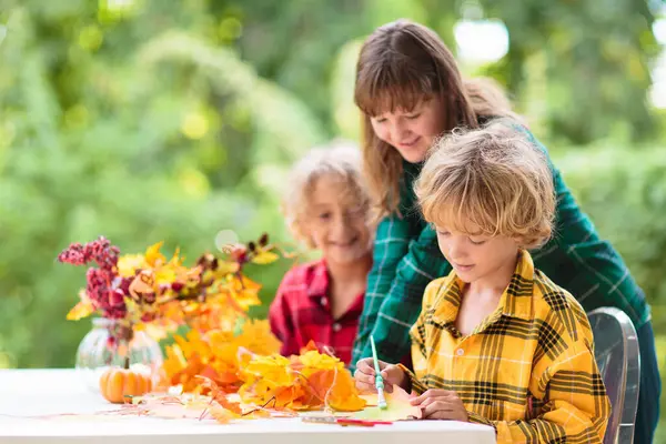秋のホームデコレーション ファールアートと工芸品 カラフルなメープルの家を飾る家族はバナーを残します 感謝祭やハロウィンのお祝い 晴れた庭 フォールリーフの子供 ロイヤリティフリーのストック写真