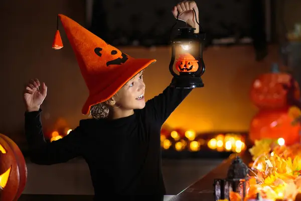 Familie Dekorere Hjemmet Til Halloween Feiring Halloween Kunst Håndverk Barn stockbilde