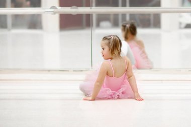 Pembe tutu, küçük balerin kız. Çok güzel çocuk beyaz bir stüdyoda klasik bale. Çocuk dans. Gerçekleştirme çocuklar. Genç dansçı bir sınıfta yetenekli. Okul öncesi çocuk sanat dersleri.