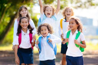Çocuklar okula geri döner. Yeni akademik yılın ilk gününde karışık yaş grubundaki çocuklar koşup tezahürat yapıyorlar. Okul tatili başlıyor. Anaokulu ya da anaokulu çocuğu. Okul bahçesindeki çocuk.