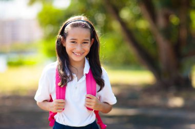 Çocuklar okula geri döner. Yeni akademik yılın ilk gününde karışık yaş grubundaki çocuklar koşup tezahürat yapıyorlar. Okul tatili başlıyor. Anaokulu ya da anaokulu çocuğu. Okul bahçesindeki çocuk.