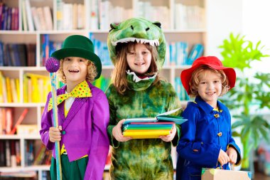 Kitap karakteri kostümlü çocuklar. Okul kostüm partisi. Küçük çocuklar için İngilizce ve edebiyat eğitimi. İlkokul çocuğu için okuma. Kütüphane etkinliği. Eğlenceli öğrenme.