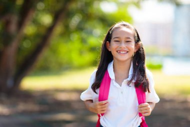 Çocuklar okula geri döner. Yeni akademik yılın ilk gününde karışık yaş grubundaki çocuklar koşup tezahürat yapıyorlar. Okul tatili başlıyor. Anaokulu ya da anaokulu çocuğu. Okul bahçesindeki çocuk.