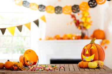 Bir şekilde dekore edilmiş ev şöminede, oyma Halloween balkabağı fener. Kabaklar ve sonbahar yaprakları ile mevsimlik oturma odası iç. 
