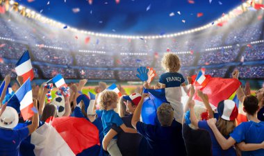 Stadyumdaki Fransa futbolu taraftarı. Fransız taraftar grubu futbol sahasında kazanan takımın maçını izliyor. Ulusal bayrak ve forma Fransa için tezahürat yapan kalabalık kazandı. Şampiyonluk maçı