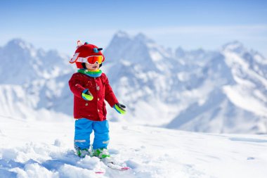 Dağlarda Kayak çocuk. Kayak Okulu evlat. Çocuklar için kış sporları. Alplerde aile Noel tatili. Çocuk yokuş aşağı Kayak öğrenin. Alpine Kayak ders erkek ya da kız için. Açık kar eğlenceli.