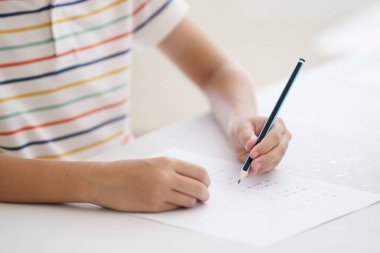 Okuldaki çocuk. Sınıftaki öğrenci. Çocuk ödevini yapıyor. Evde eğitim ya da eğitim desteği. Matematik ödevi yapan çocuk. İlkokul öğrencileri sınıfta. Okula geri dön..