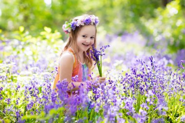 Bluebell woodland evlat. Çiçek, Bahçe aletleri ve el arabası ile çocuk. Bahçe kız. Çocuk bluebells içinde açık oyun, blue Bell'de çiçek buketi seçin. Yaz ormandaki aile eğlence.