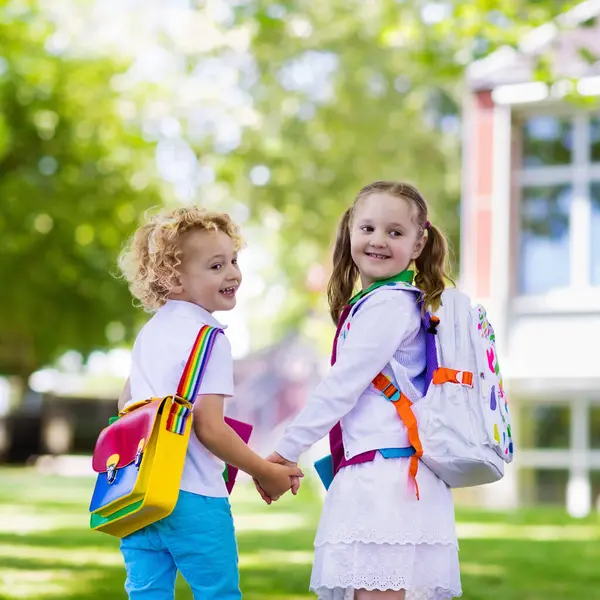 Çocuklar okula geri döner. Yaz tatilinden sonraki yıl yeni bir okula başlıyorum. İlk okul gününde sırt çantası ve kitapları olan kız ve erkek. Dersin başında. Anaokulu ve anaokulu çocukları için eğitim.