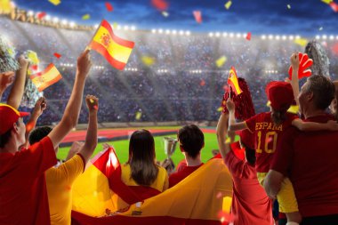 Stadyumdaki İspanya futbolu taraftarı. İspanyol taraftarlar futbol sahasında takımın maçını izliyorlar. Bayrak taşıyan ve ulusal forma giyen bir grup destekçi İspanya için tezahürat yapıyor. Şampiyonluk maçı. Hadi, Espana.
