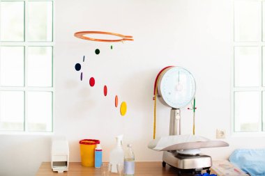 Hastanedeki doğum ve doğum odası. Doula aletleri. Tahta mobil şema rahim ağzı açılma ve genişleme aşamalarını gösteriyor. Doğumdan sonra bebek muayenesi için ağırlık ölçeği.