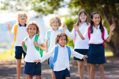 Çocuklar okula geri döner. Yeni akademik yılın ilk gününde karışık yaş grubundaki çocuklar koşup tezahürat yapıyorlar. Okul tatili başlıyor. Anaokulu ya da anaokulu çocuğu. Okul bahçesindeki çocuk.