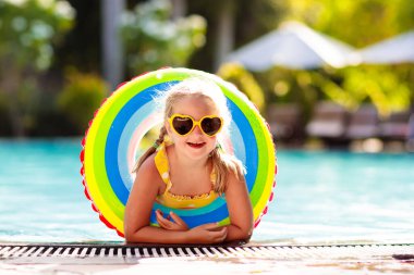 Gözlük Yüzme Havuzu ile çocuk. Küçük kız yüzmek ve tropikal resort Açık Yüzme havuzunda dalış için öğrenme. Çocuklarla yüzmek. Çocuklar için sağlıklı spor aktivitesi. Güneşten korunma. Su eğlenceli.