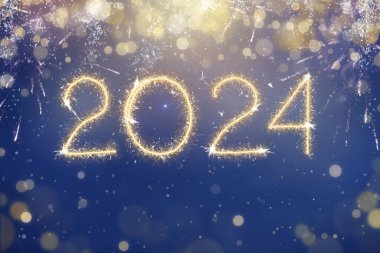2024 Mutlu Yıllar Partisi. Yeni yıl arifesinde gece gökyüzünde havai fişekler. Kış tatilini kutluyoruz. Neşeli maytap eğlencesi. Parıltı ve sihirli havai fişekler. Gün batımında parlayan sayılar.