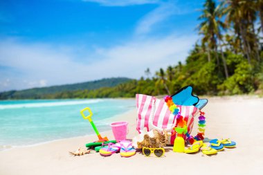 Deniz tatil tropikal Plajı'nda çocuklar için renkli bavul hazırladı. Yüzme ve dalış aksesuarları. Kum ve su oyuncaklar çocuklar için. Okyanus plaj öğeleri aile hafta sonu için. Yaz açık nesneleri.