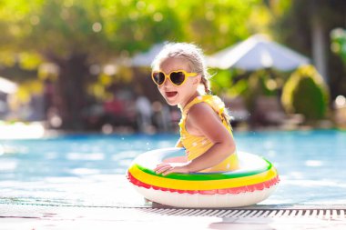 Gözlük Yüzme Havuzu ile çocuk. Küçük kız yüzmek ve tropikal resort Açık Yüzme havuzunda dalış için öğrenme. Çocuklarla yüzmek. Çocuklar için sağlıklı spor aktivitesi. Güneşten korunma. Su eğlenceli.