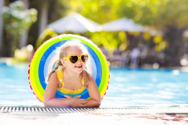 Gözlük Yüzme Havuzu ile çocuk. Küçük kız yüzmek ve tropikal resort Açık Yüzme havuzunda dalış için öğrenme. Çocuklarla yüzmek. Çocuklar için sağlıklı spor aktivitesi. Güneşten korunma. Su eğlenceli.