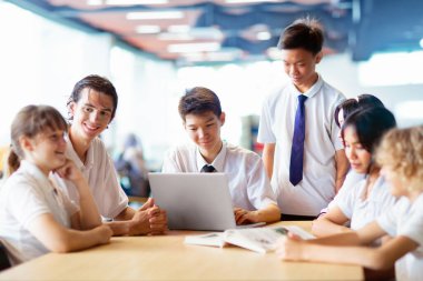 Çocuklar okula geri döner. Yeni akademik yılın ilk gününde, karışık yaş grubundan çocuklar. Sınıfta ergen. Lise ve ortaokul öğrencileri derse yürür. Ortaokul öğrencisi