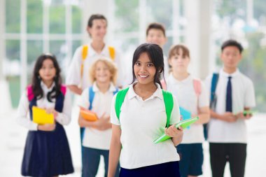 Çocuklar okula geri döner. Yeni akademik yılın ilk gününde, karışık yaş grubundan çocuklar. Sınıfta ergen. Lise ve ortaokul öğrencileri derse yürür. Ortaokul öğrencisi