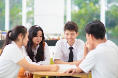 Çocuklar okula geri döner. Yeni akademik yılın ilk gününde, karışık yaş grubundan çocuklar. Sınıfta ergen. Lise ve ortaokul öğrencileri derse yürür. Ortaokul öğrencisi