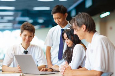 Çocuklar okula geri döner. Yeni akademik yılın ilk gününde, karışık yaş grubundan çocuklar. Sınıfta ergen. Lise ve ortaokul öğrencileri derse yürür. Ortaokul öğrencisi