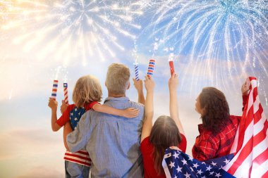 Amerika 'da 4 Temmuz. ABD Bağımsızlık Günü havai fişekleri. Aile havai fişek, maytap ve Amerikan bayrağı ABD vatanseverlik bayramını kutluyor. Vatanseverler özgürlük için tezahürat yapıyor.