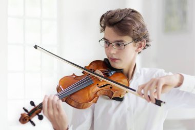 Keman çalan adam. Klasik müzik aleti. Genç çocuk viyola çalışıyor. Genç sanat okulu öğrencisi..