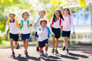 Çocuklar okula geri döner. Yeni akademik yılın ilk gününde karışık yaş grubundaki çocuklar koşup tezahürat yapıyorlar. Okul tatili başlıyor. Anaokulu ya da anaokulu çocuğu. Okul bahçesindeki çocuk.
