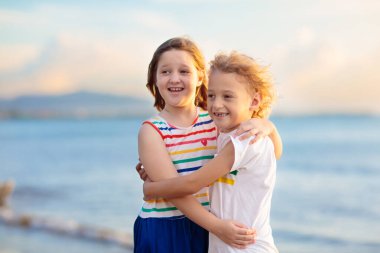 Tropik plajda oynayan bir çocuk. Deniz kıyısındaki küçük kız ve oğlan. Aile yaz tatili. Çocuklar su ve kum oyuncaklarıyla oynuyor. Okyanus ve ada eğlencesi. Asya 'da küçük çocuklarla seyahat et..
