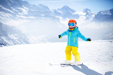 Dağlarda Kayak çocuk. Kayak Okulu evlat. Çocuklar için kış sporları. Alplerde aile Noel tatili. Çocuk yokuş aşağı Kayak öğrenin. Alpine Kayak ders erkek ya da kız için. Açık kar eğlenceli.