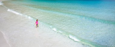 Tropik sahilde oynayan çocuk. Egzotik adadaki çocuklar. Deniz ve okyanus eğlencesi. Lüks tatil aile yaz tatili. Küçük bir çocukla seyahat edin. Çocuklar yüzer. Yüzme ve güneşkoruma giyimi.