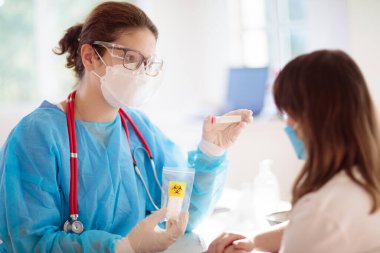 Aşı olan bir kız. Genç kızlar için HPV aşısı. Doktor ergen çocuğa hasta aşısı yapıyor. Ergenler ve çocuklar için bağışıklık programı. Sağlık hizmetleri. Çocuk doktorunda genç..