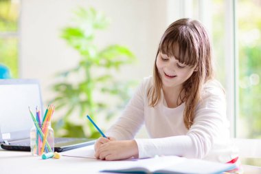 Not defterine yazan ya da çizen genç bir kız. Çevrimiçi sanat dersi. Okul çocuğu ödevini yapıyor. Sanat ve el sanatları. Çalışma için kırtasiye ve elektronik aygıtlar. 