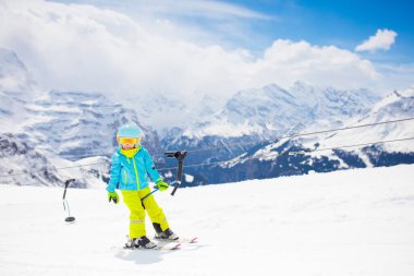 Dağlarda Kayak çocuk. Kayak Okulu evlat. Çocuklar için kış sporları. Alplerde aile Noel tatili. Çocuk yokuş aşağı Kayak öğrenin. Alpine Kayak ders erkek ve kız için. Açık kar eğlenceli.