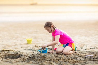 Okyanus sahilinde oynayan bir çocuk. Gün batımında dalgalara atlayan bir çocuk. Aile için deniz tatili. Yaz tatili boyunca egzotik adada koşan küçük çocuk.. 