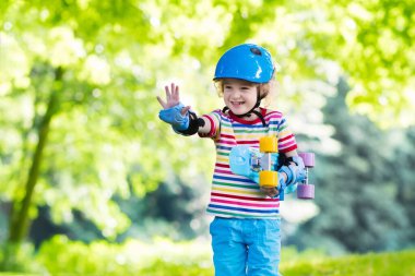 Çocuk yaz Park kaykay sürme. Küçük çocuk paten kurulu binmek için öğrenme. Etkin açık spor Okulu ve anaokulu çocukları için. Çocuk kaykay. Okul öncesi longboard üzerinde. Çocuk buz pateni.