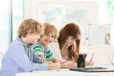 Okula dönelim. Matematik dersi sırasında sınıfta çocuklar ve öğretmenler. Çocuklar hocaları dinler. İlkokul öğrencileri okuma ve yazma biliyor. İlkokul dersi..