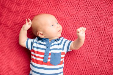 Beyaz güneşli yatak odasında örgü örülmüş, sevimli bir bebek. Yeni doğmuş çocuk yatakta dinleniyor. Küçük çocuklar için çocuk odası. Kış tekstil ürünleri ve çocuklar için yatak. Aile sabahı evde.. 