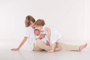 Kardeşler yeni doğan bebekle tanışır. Çocuk ilk kez kucağında yeni bir erkek kardeş tutuyor. Çocuklar doğumdan sonra doğumda ve doğumda annelerini ziyaret ederler. Kardeş sevgisi. Aile bağı.