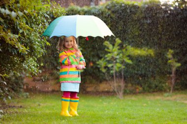 Mutlu çocuklar oyun sonbahar günü sıcak güneşli güzel sonbahar Park'ta. Çocuklar oyun altın akçaağaç yaprakları ile.